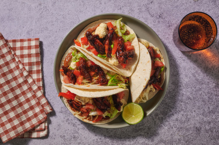 Taco’s gevuld met kip en groenten, geserveerd met limoen en pindasaus